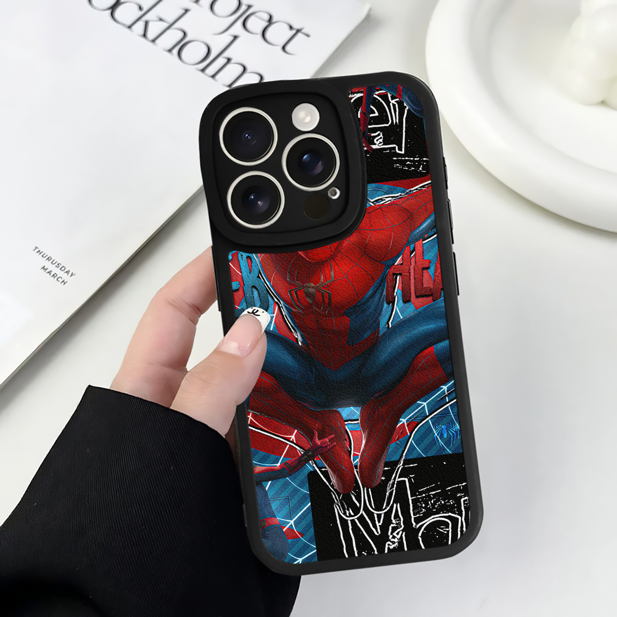 Spider Man スパイダーマン 【iPhone 16シリーズ対応】シリコンスマホケース（レザー調） 材質：シリコン
